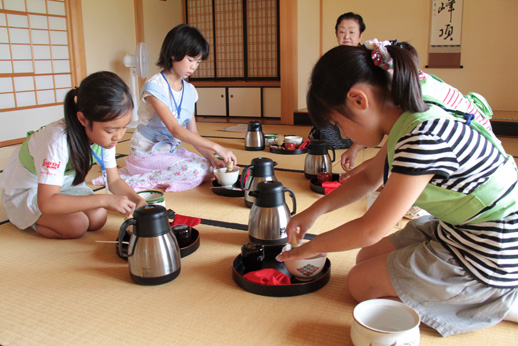 上級生はお茶を点てます。